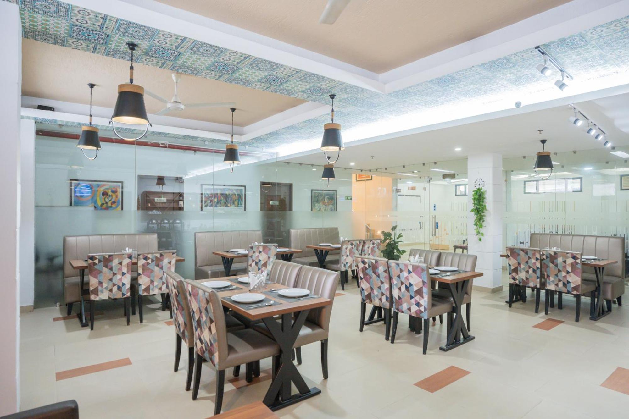 Ahuja Residency Parklane Hotel Gurgaon Buitenkant foto