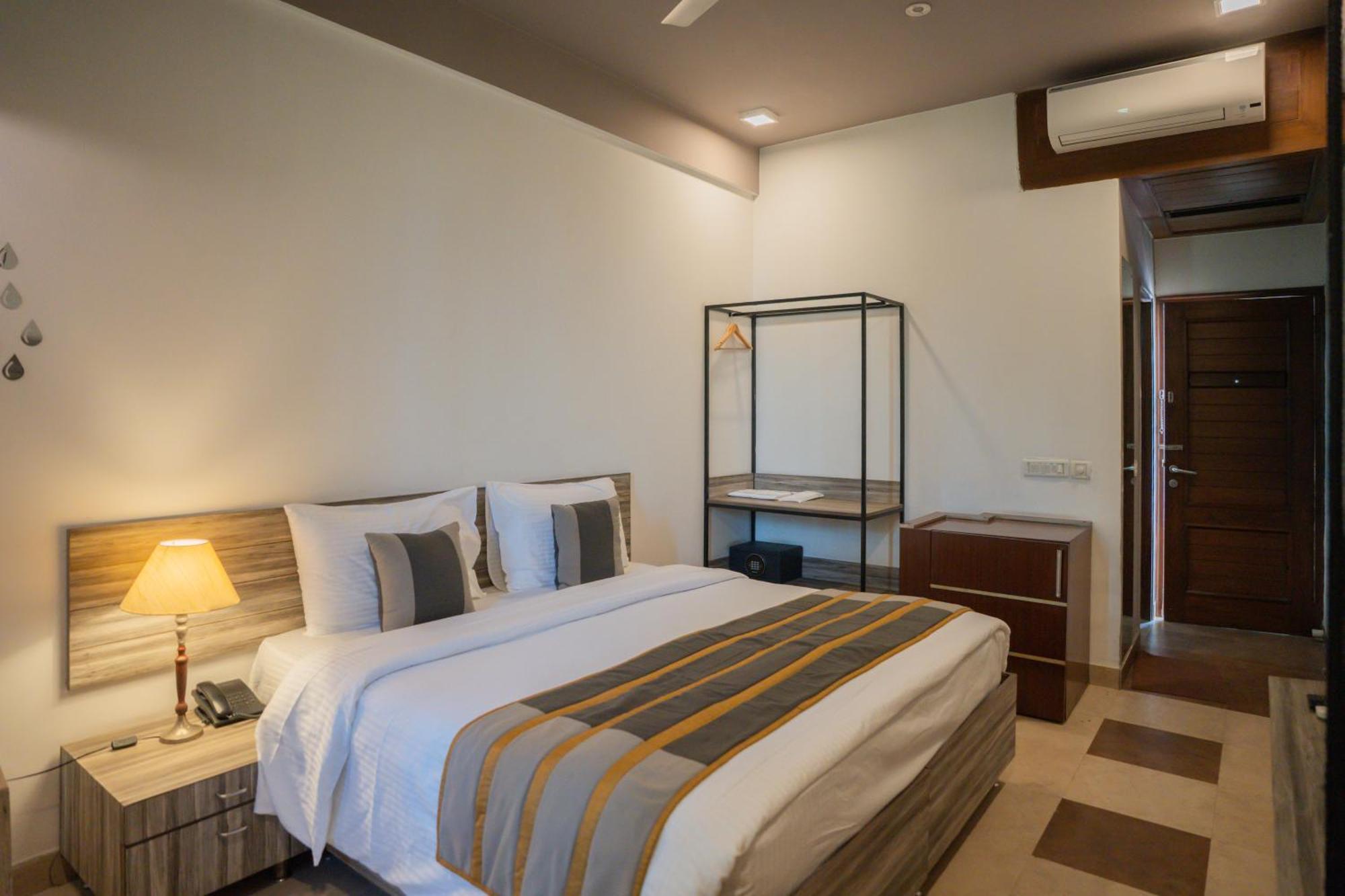 Ahuja Residency Parklane Hotel Gurgaon Buitenkant foto